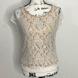 528- Julie’s Closet EUC White & Tan Short Sleeve Lace Top, Size Large